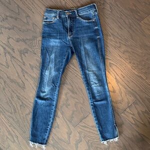MOTHER 25 The Insider Ankle Fray Beyond Sky Crop 24 inseam Dark Blue Jean